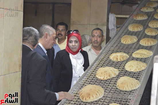  محافظ كفر الشيخ يتابع الخبز من البطاطا والأرز والشعير