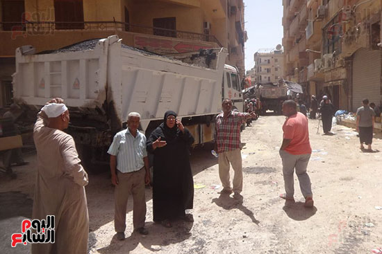 قيادات المجلس خلال رفع المخلفات والقمامة من الشارع