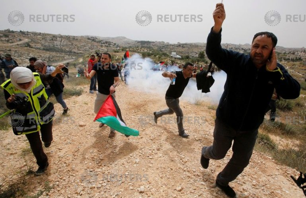 اشتباكات بين فلسطينيين وقوات الجيش الإسرائيلى
