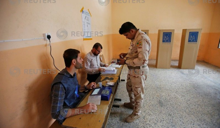 أحد عناصر الجيش العراقى يدلى بصوته