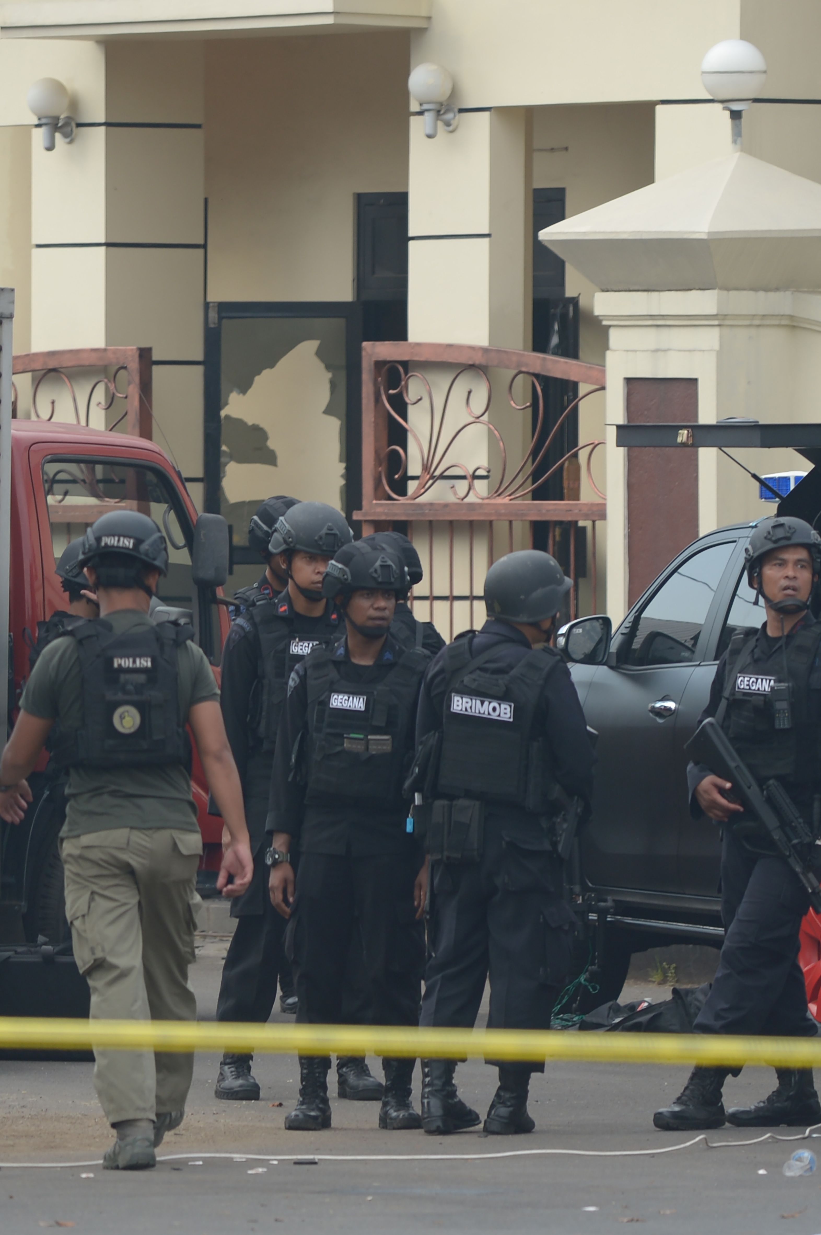 الشرطة الإندونيسية أمام السجن