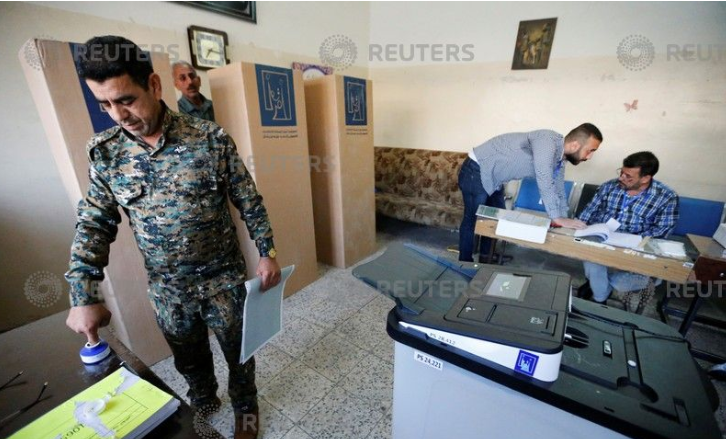 تصويت أحد أفراد الجيش العراقى