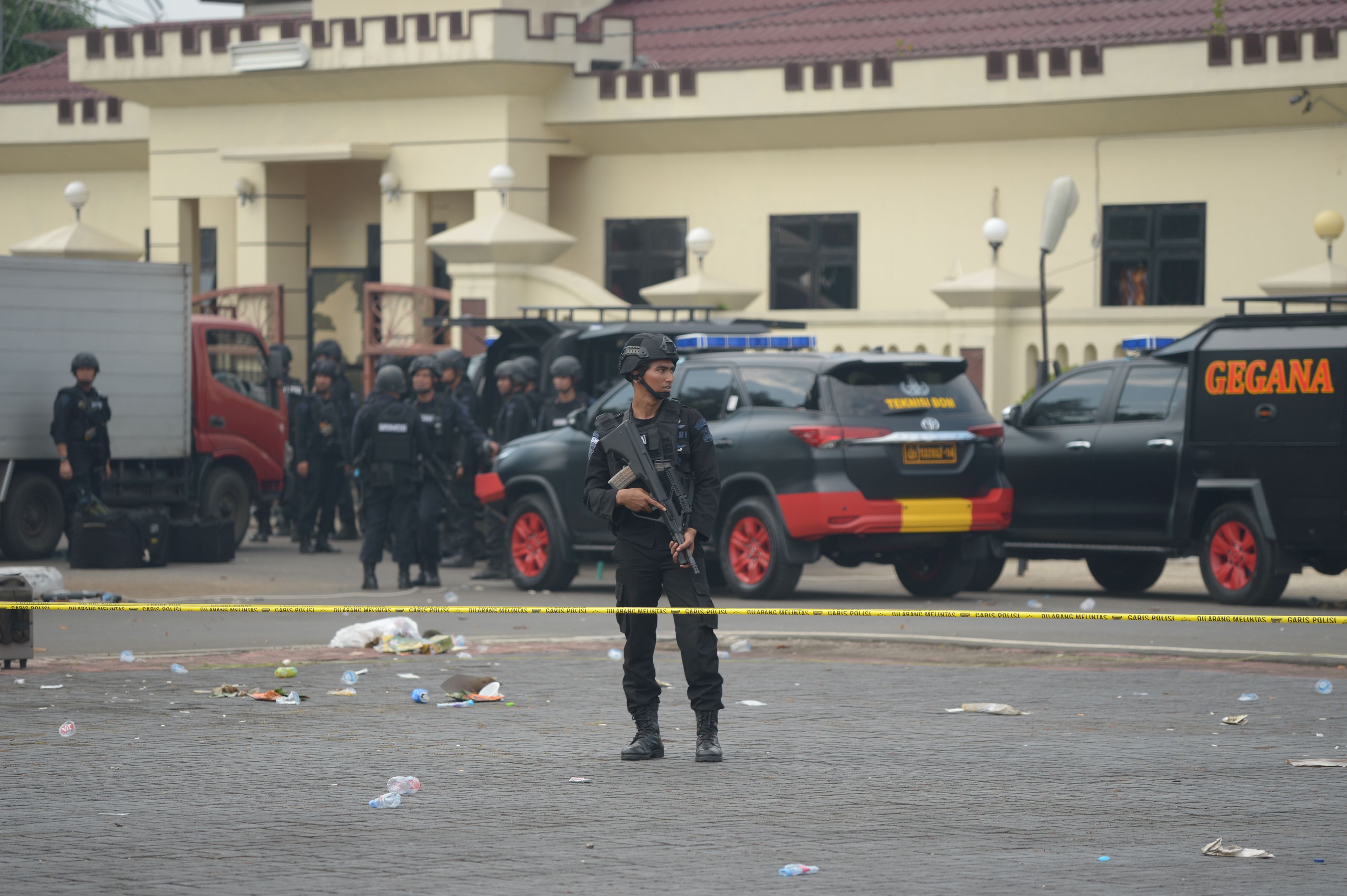 انتشار رجال الشرطة الإندونيسية بمحيط السجن