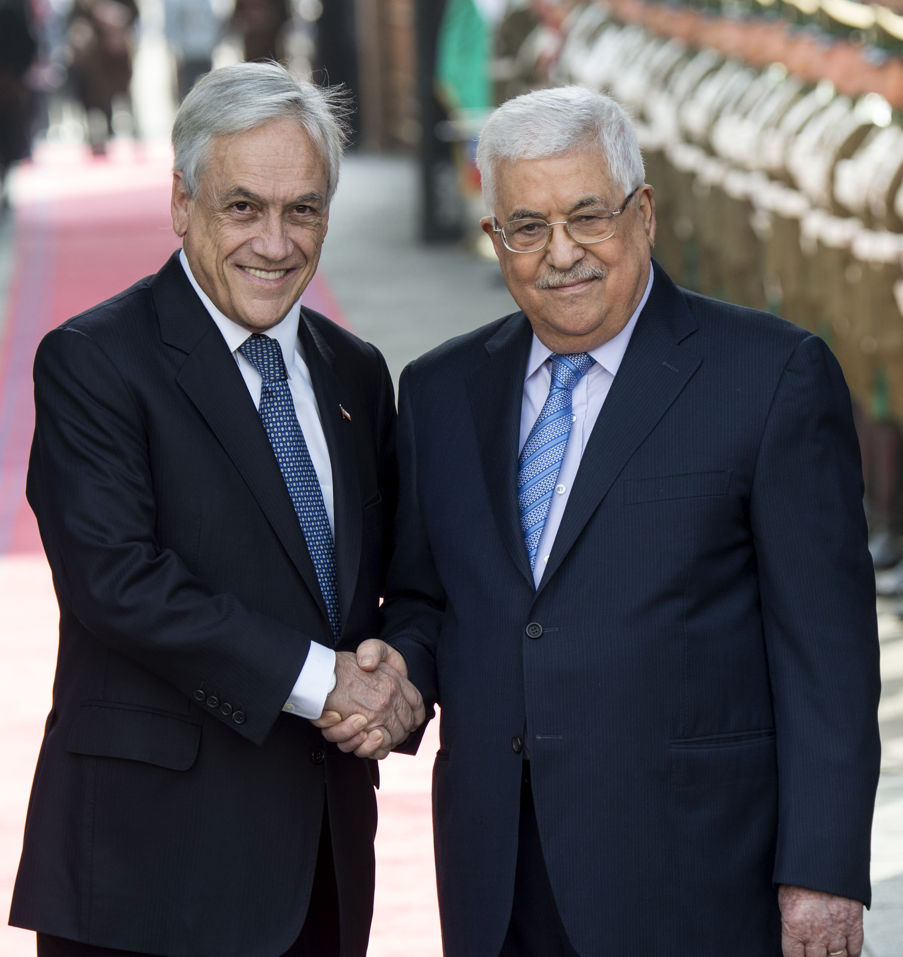 الرئيس الفلسطينى يصافح نظيره التشيلى