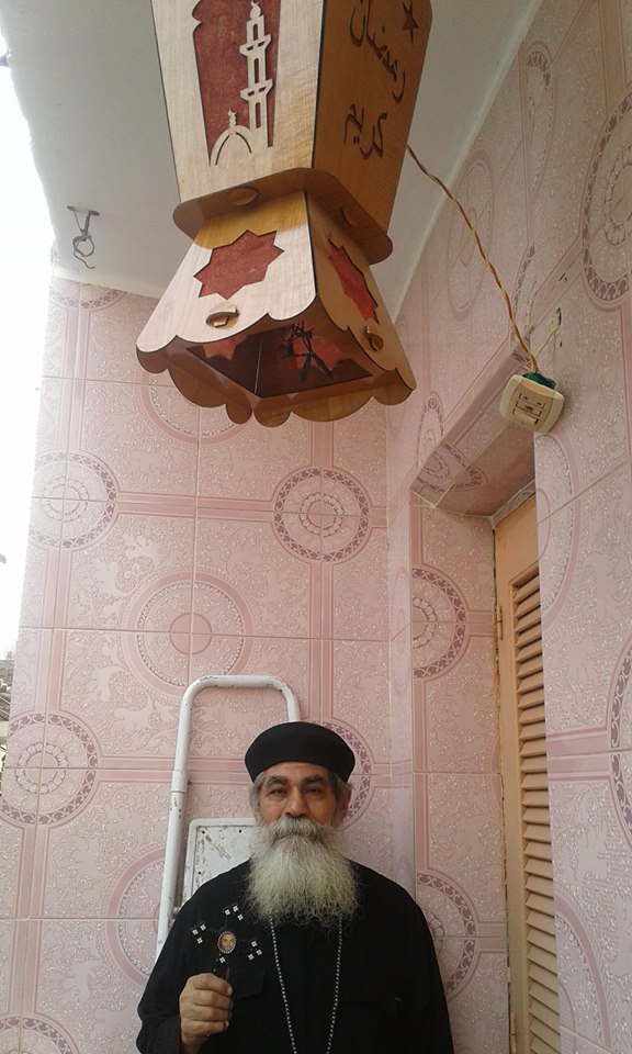 راعي كنيسة العذراء مريم يركب فانوس رمضان في شرفة منزله جنوب الأقصر (1)