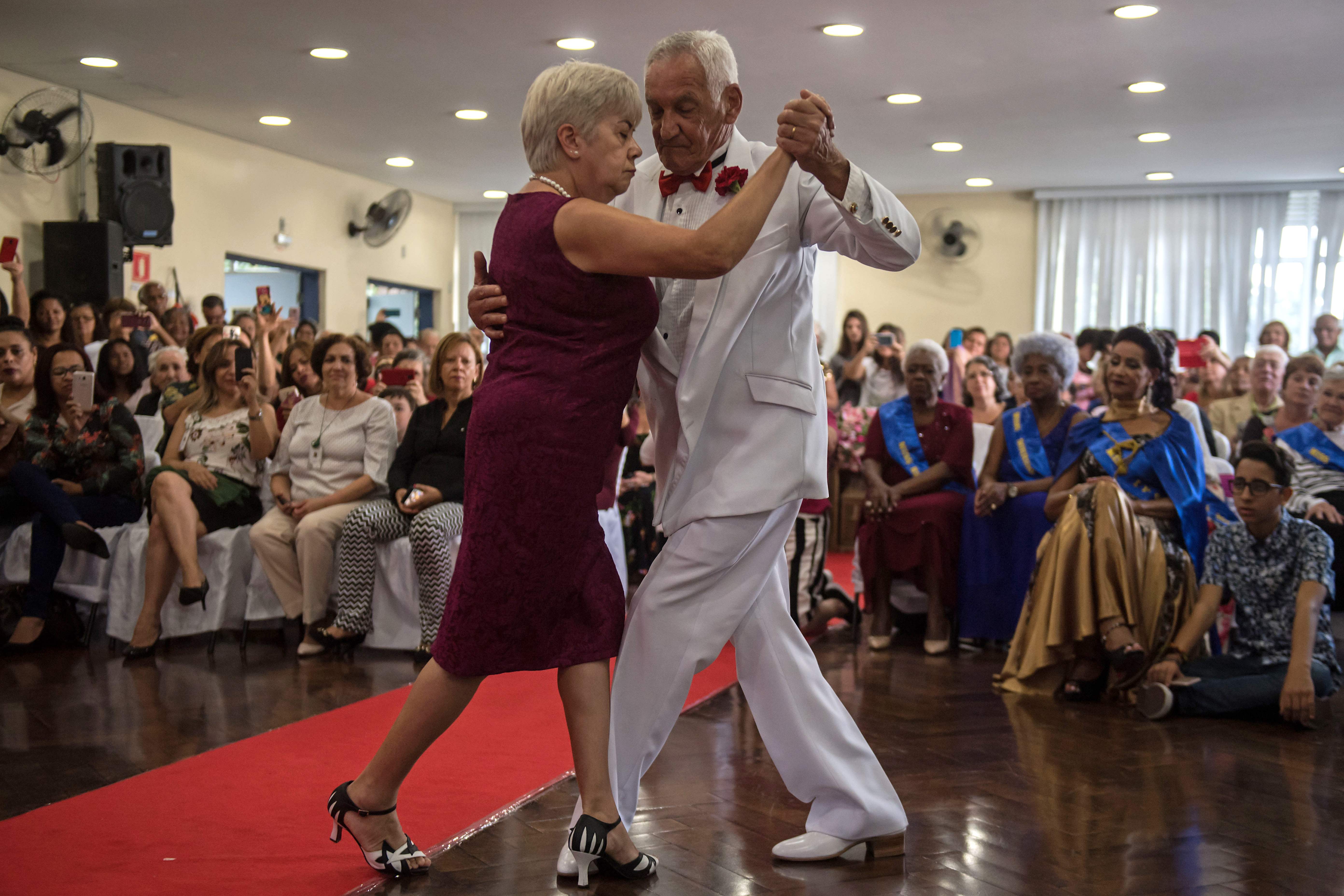 رجل وزوجته يرقصان خلال الحفل