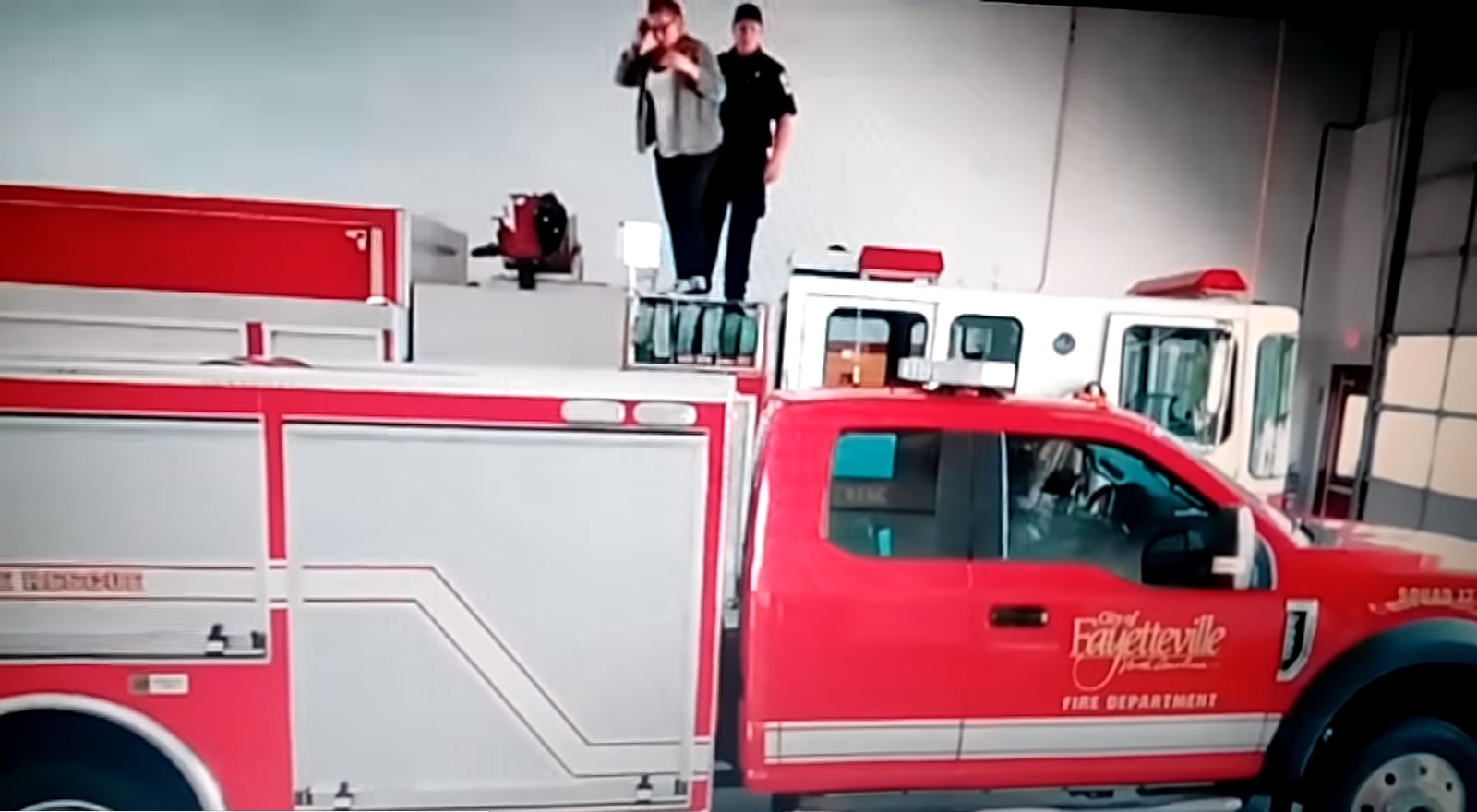 رجل إطفاء أمريكى يطلب يد صديقته للزواج