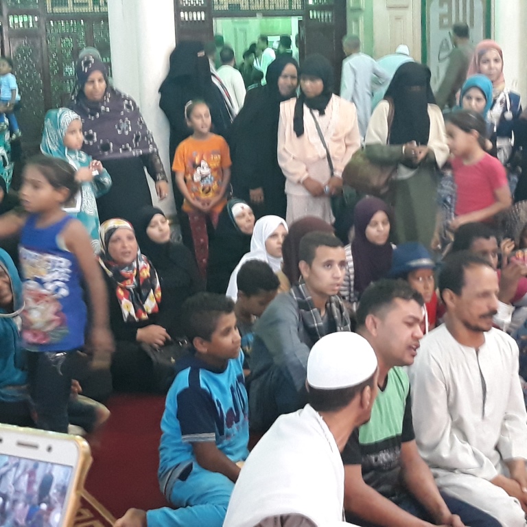 4 اطفال وسيدات بمسجد القنائى