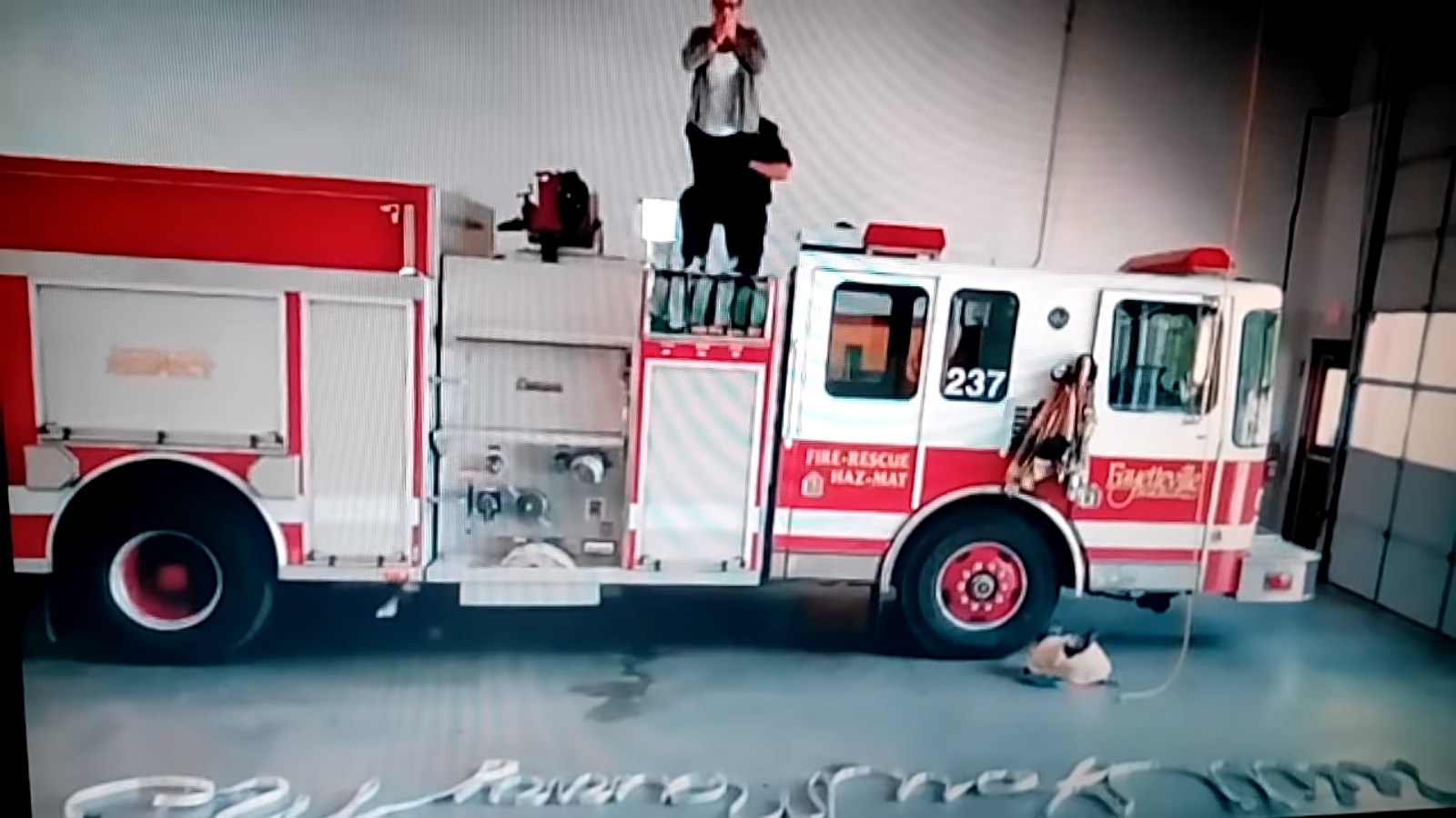 رجل إطفاء أمريكى يطلب الزواج من صديقته بخرطوم مياه
