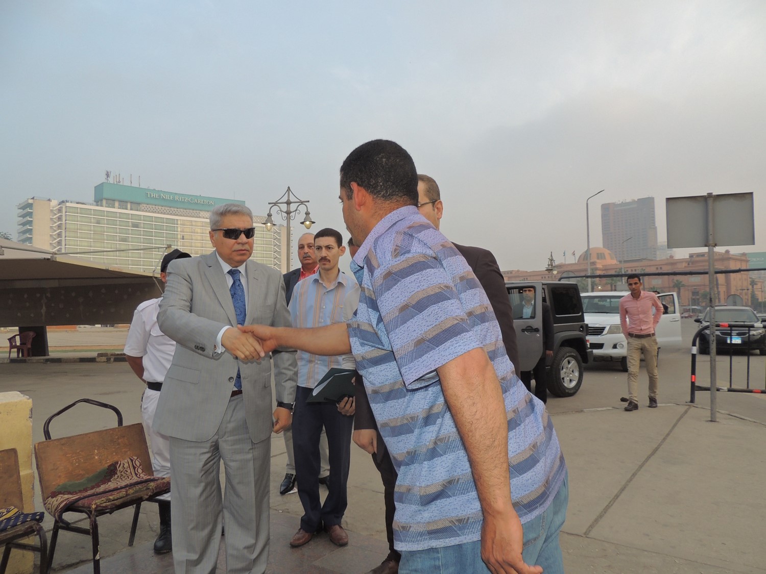 مساعد وزير الداخلية يصافح المواطنين مساعد وزير الداخلية يصافح المواطنين