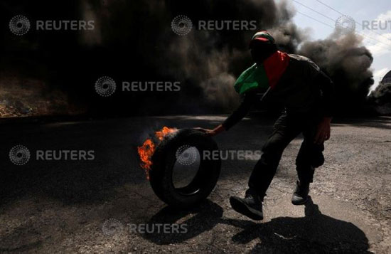 فلسطينيون يواجهون الاحتلال