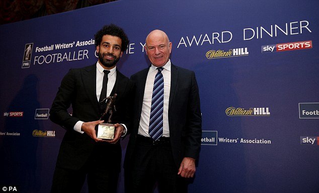 محمد صلاح يتسلم جائزة أفضل لاعب فى الدوري الانجليزي من رابطة النقاد الانجليز