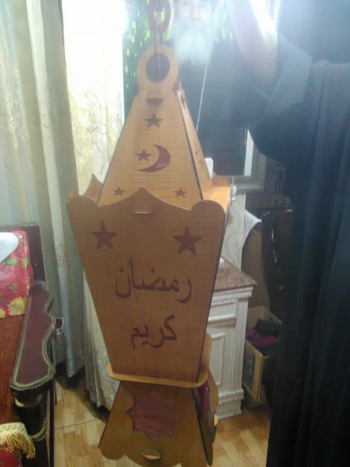 راعي كنيسة العذراء مريم يركب فانوس رمضان في شرفة منزله جنوب الأقصر (3)