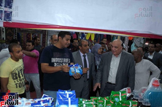    سكرتير مساعد الأقصر خلال افتتاح معرض أهلا رمضان