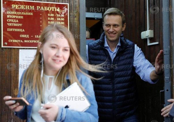 زعيم المعارضة الروسية نافالنى يخرج من مبنى المحكمة فى موسكو