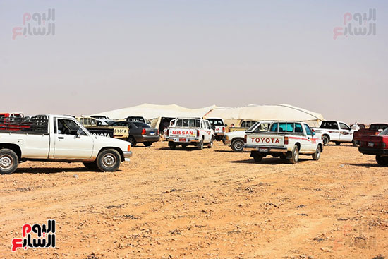 خيمة جز صوف الغنم وأمامها سيارات المشاركين من مختلف المناطق