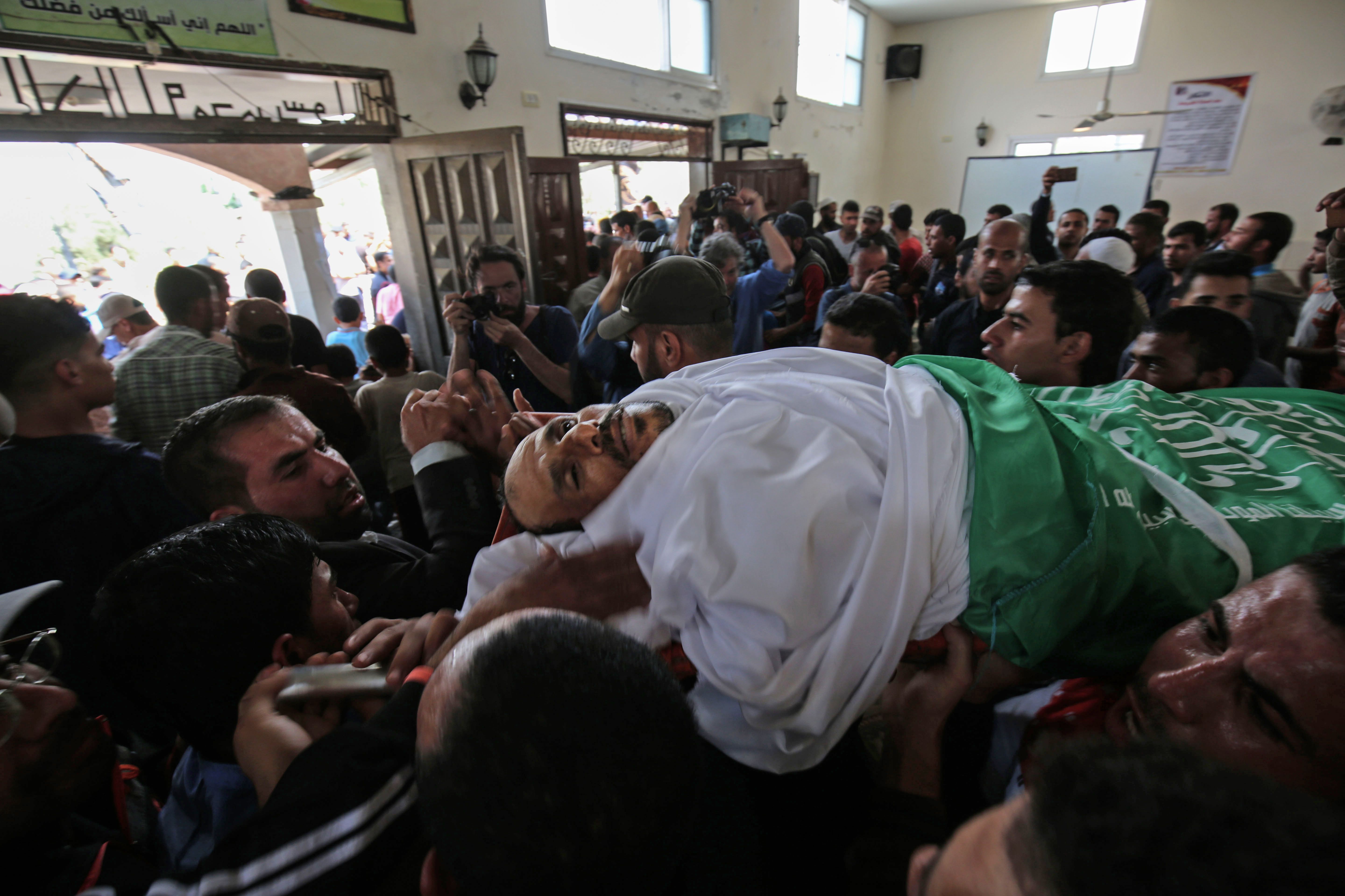 صلاة الجنازة على جثمان شهيد فلسطينى