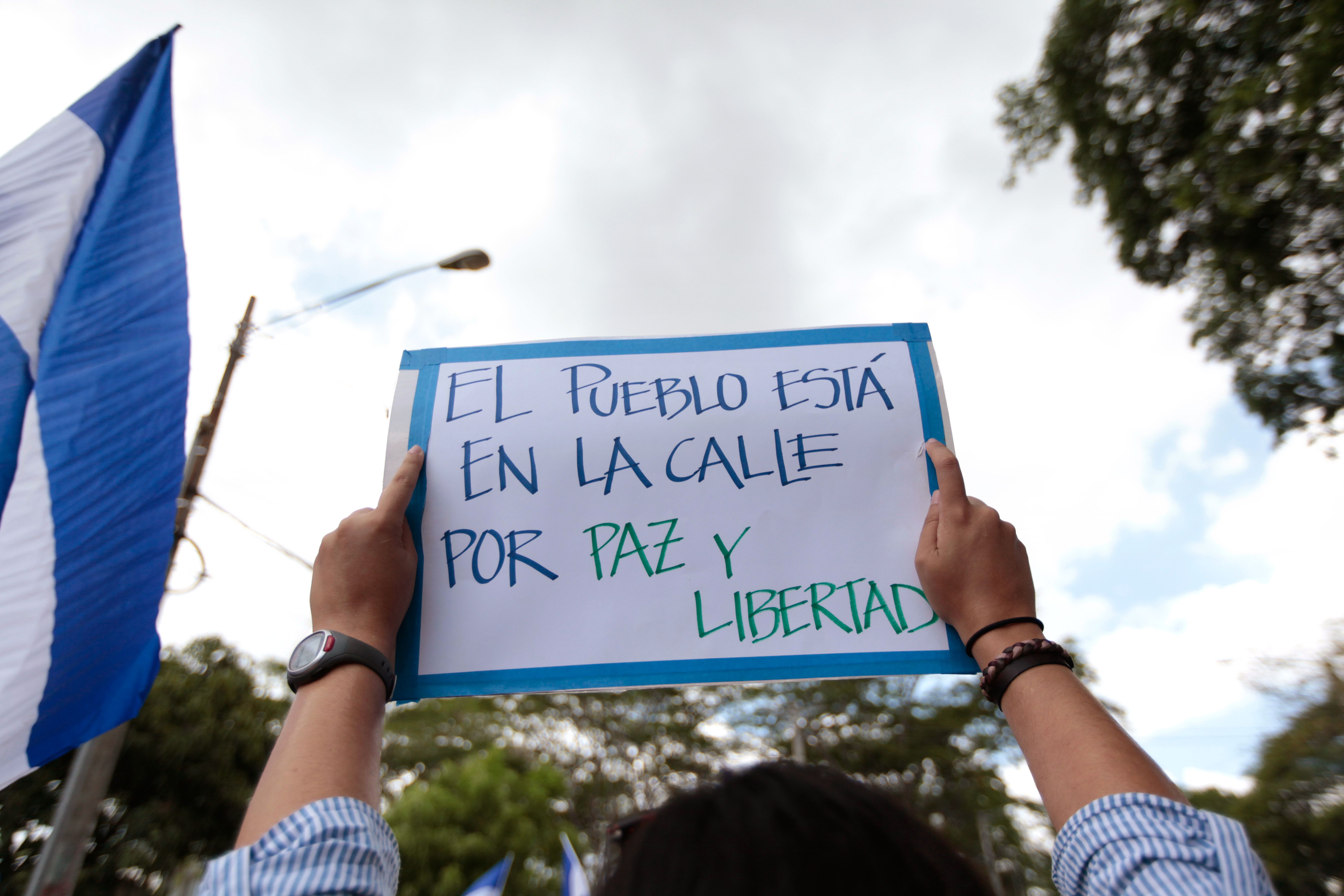 رفع لافتات فى المظاهرات فى نيكاراجوا