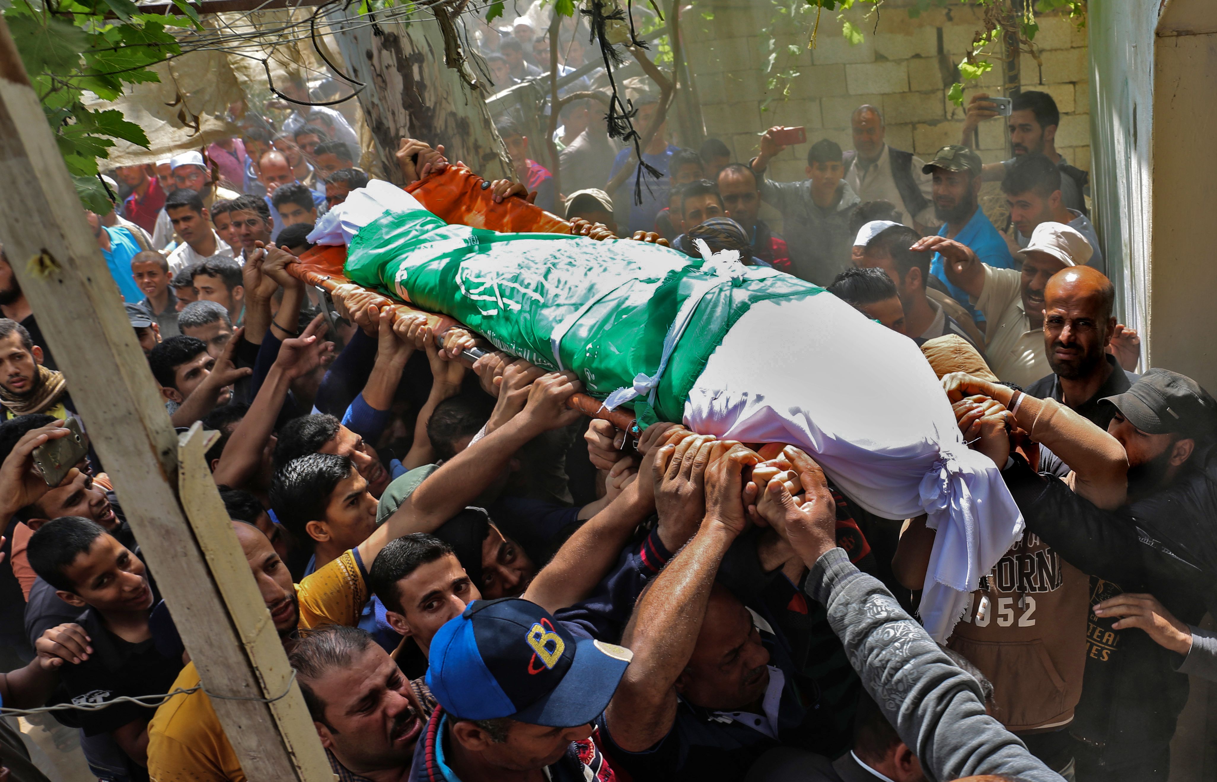 مئات الفلسطينيين يشيعون جثمان شهيد فى قطاع غزة