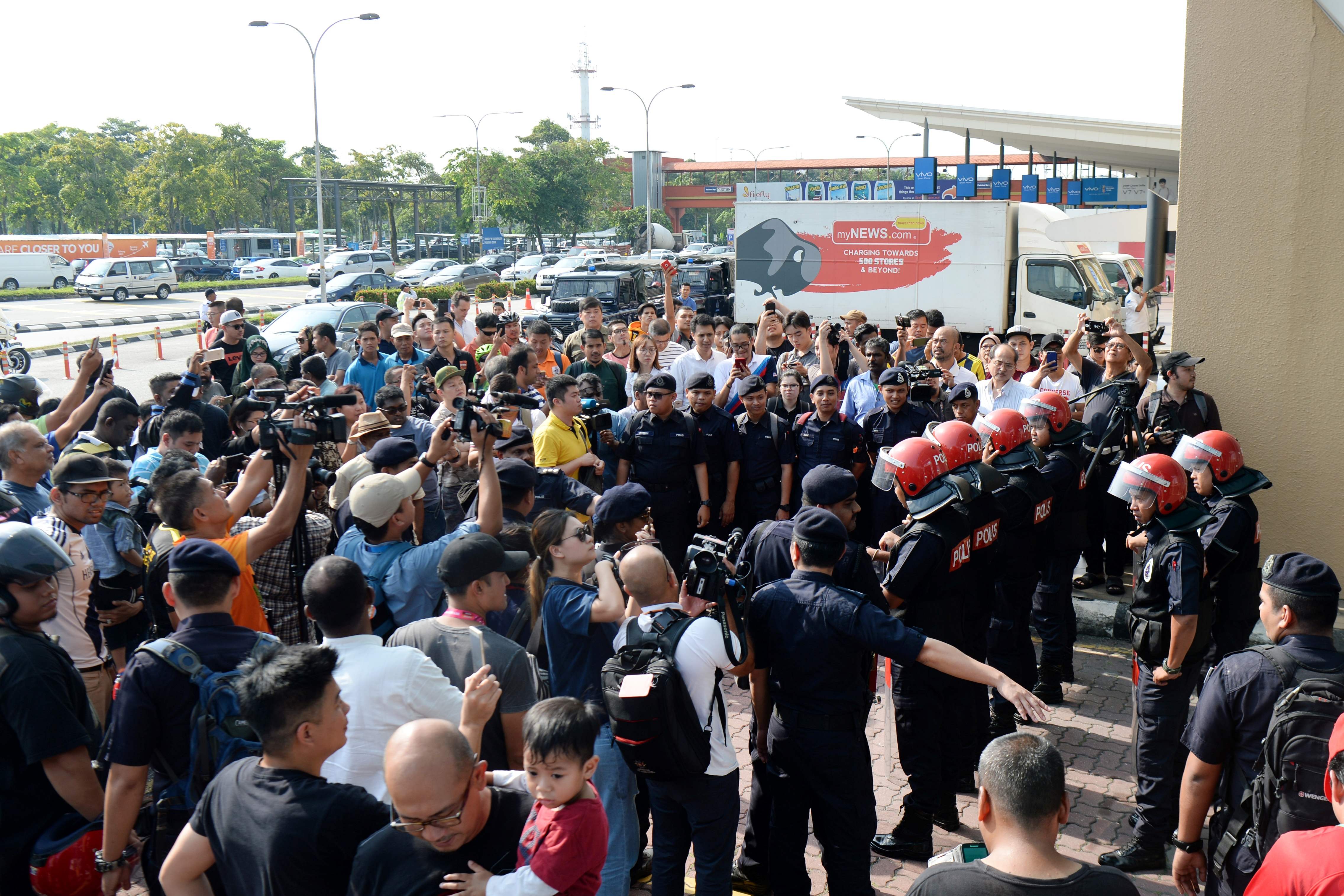 عشرات المتظاهرين خارج مطار يعتقد بداخل رئيس الوزراء السابق وزوجته