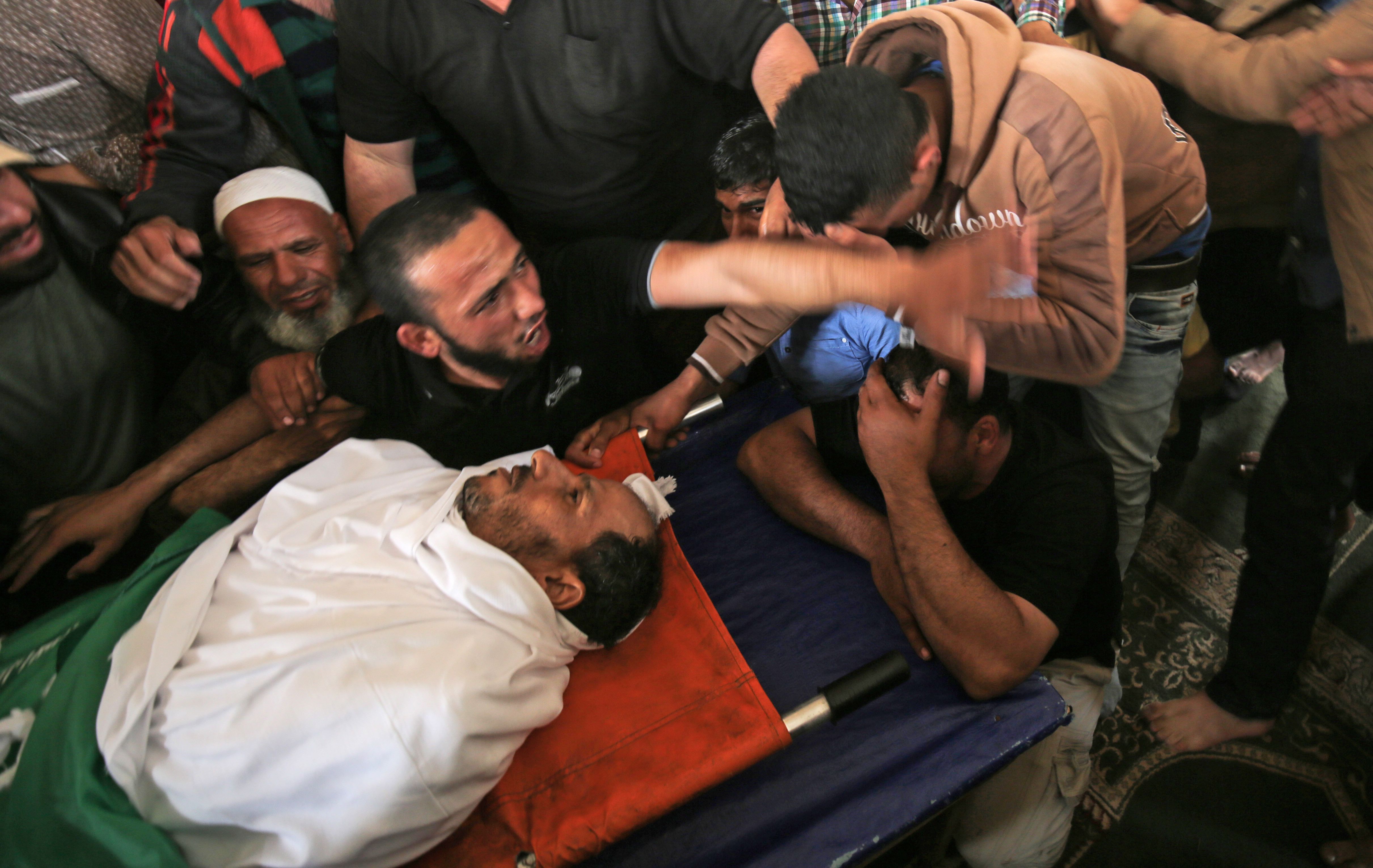 جثمان شهيد فلسطينى قتل برصاص الاحتلال