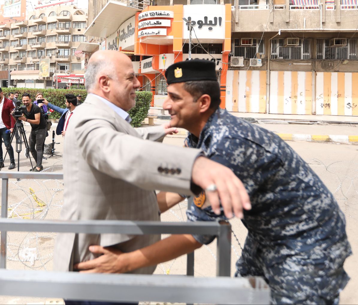 فرد الأمن يفتش رئيس الوزراء العراقى