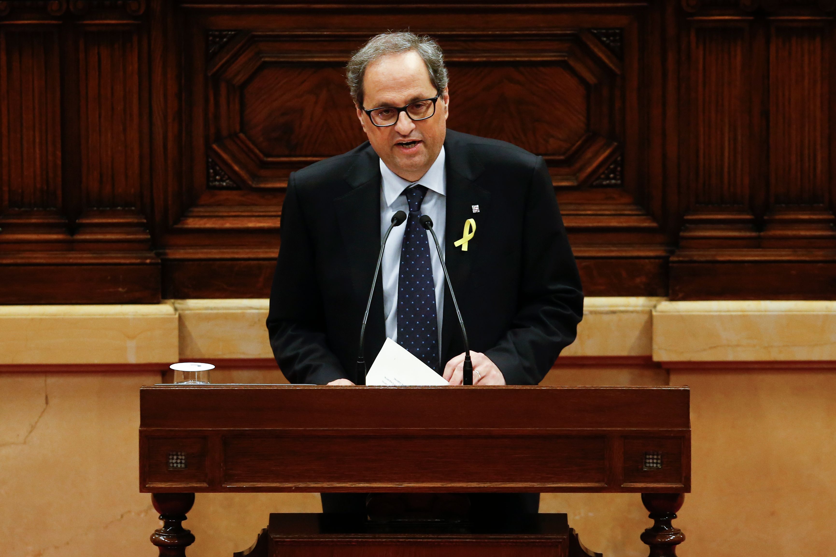 كيم تورا يلقى كلمة قبل التصويت على رئاسته لإقليم كتالونيا