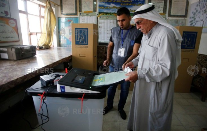 رجل يدلى بصوته فى الانتخابات العراقية