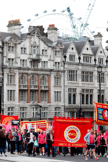 عمال بريطانيا خلال المظاهرات 