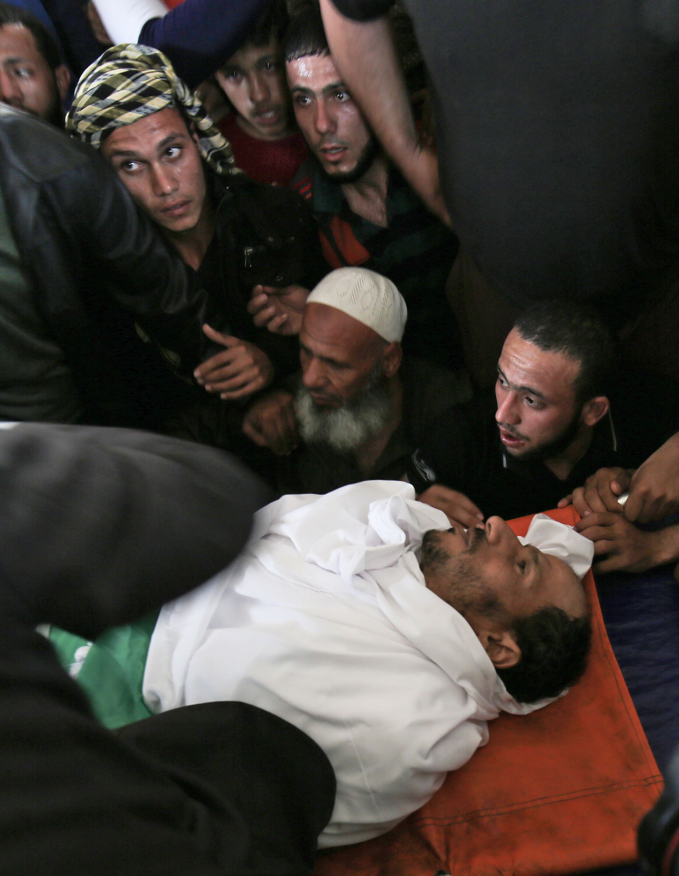 فلسطينيون يودعون شهيد فلسطينى قبل دفنه
