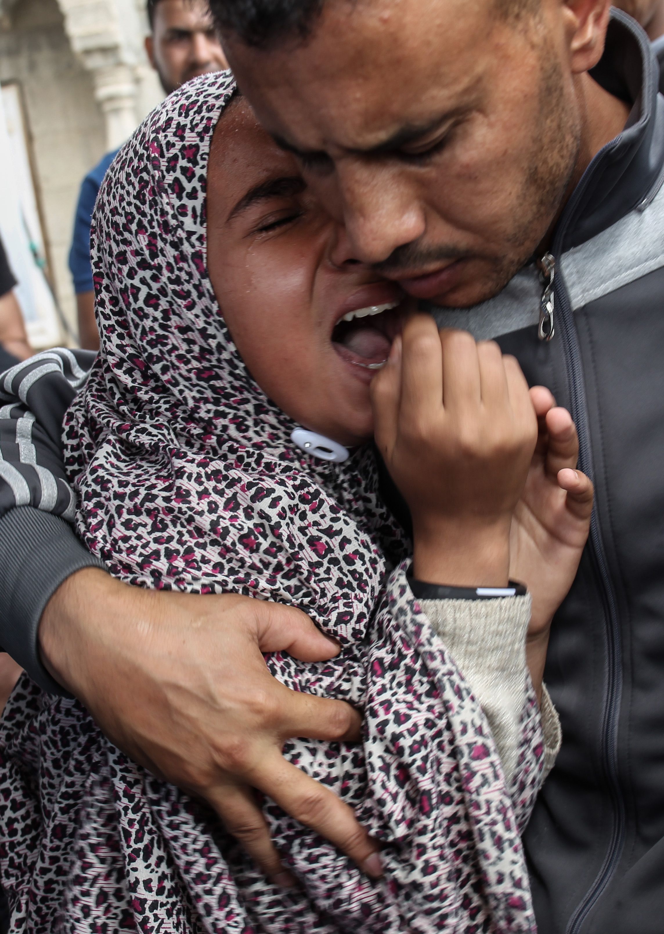 بكاء فتاة أثناء جنازة شهيد فلسطينى بقطاع غزة