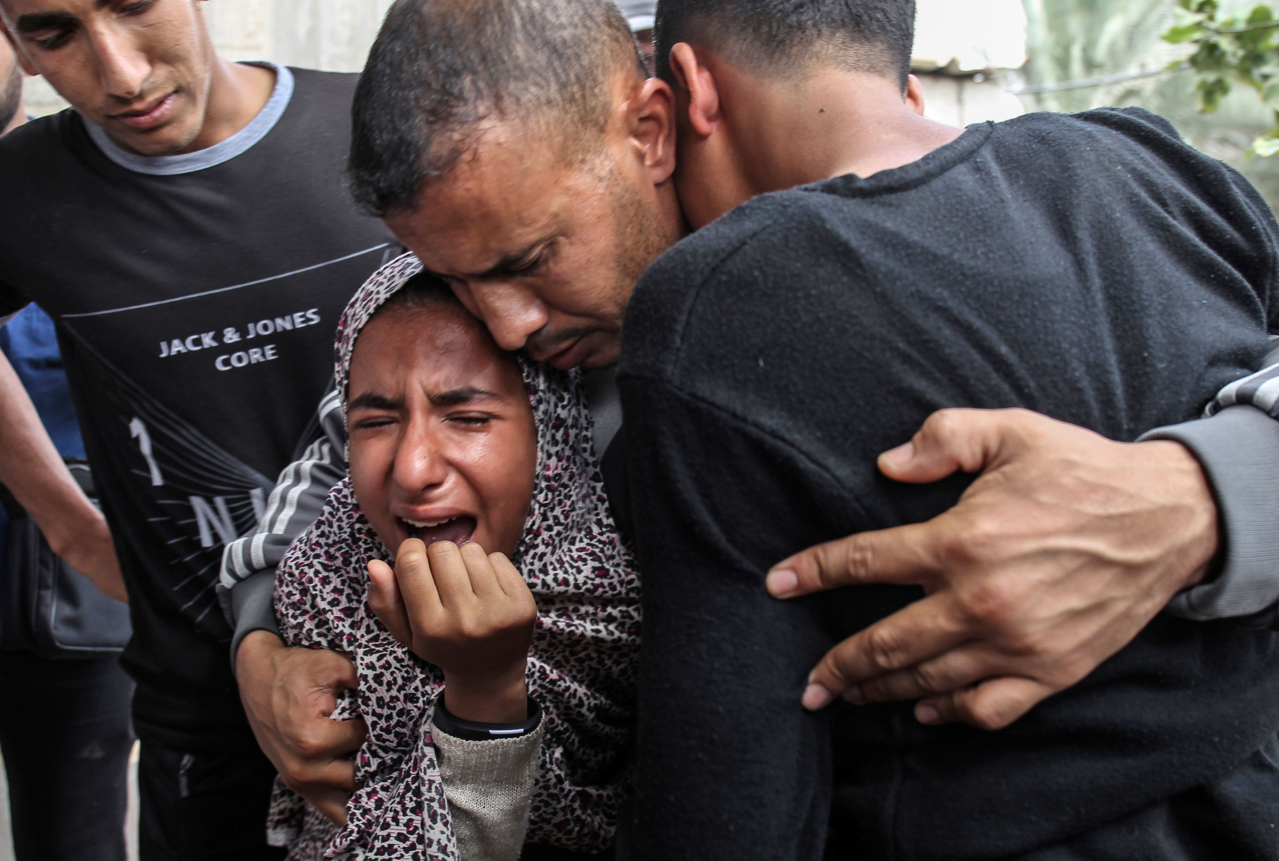 بكاء أقارب شهيد فلسطينى فى غزة