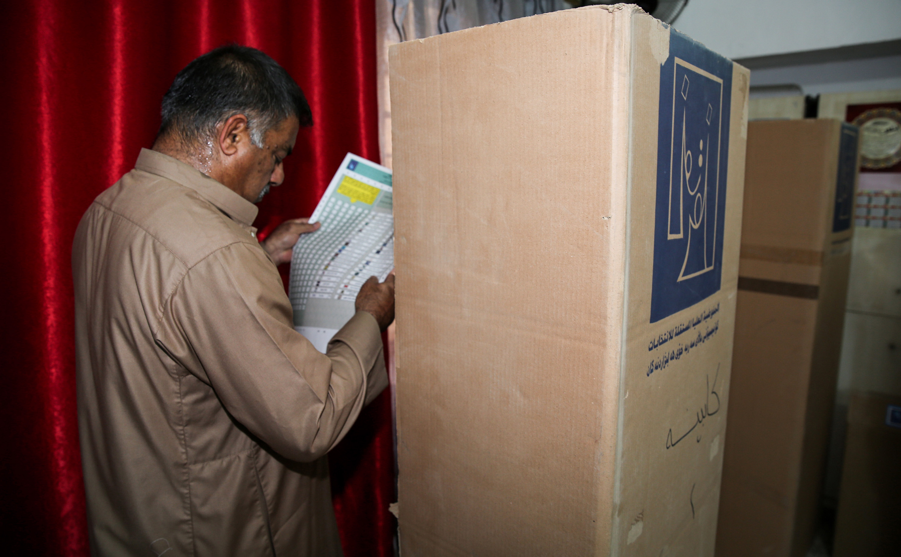 رجل عراقى يختار مرشحه فى الانتخابات العراقيى