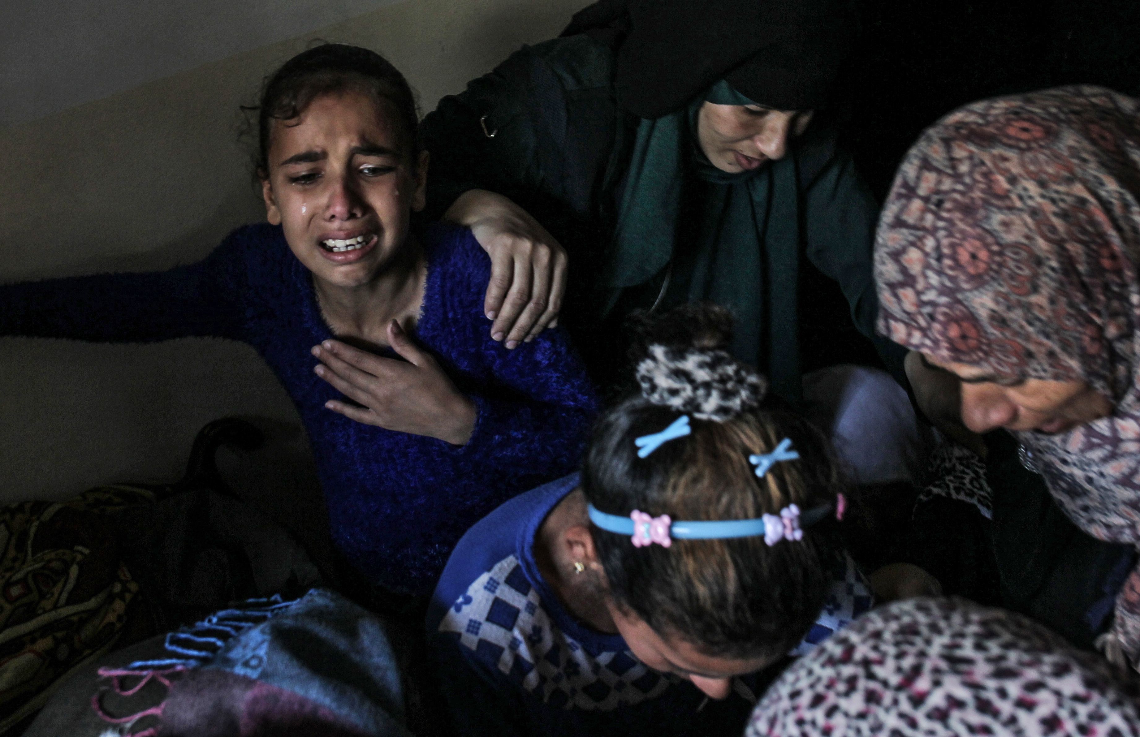 بكاء أسرة شهيد فلسطينى أثناء تشييع جثمانه