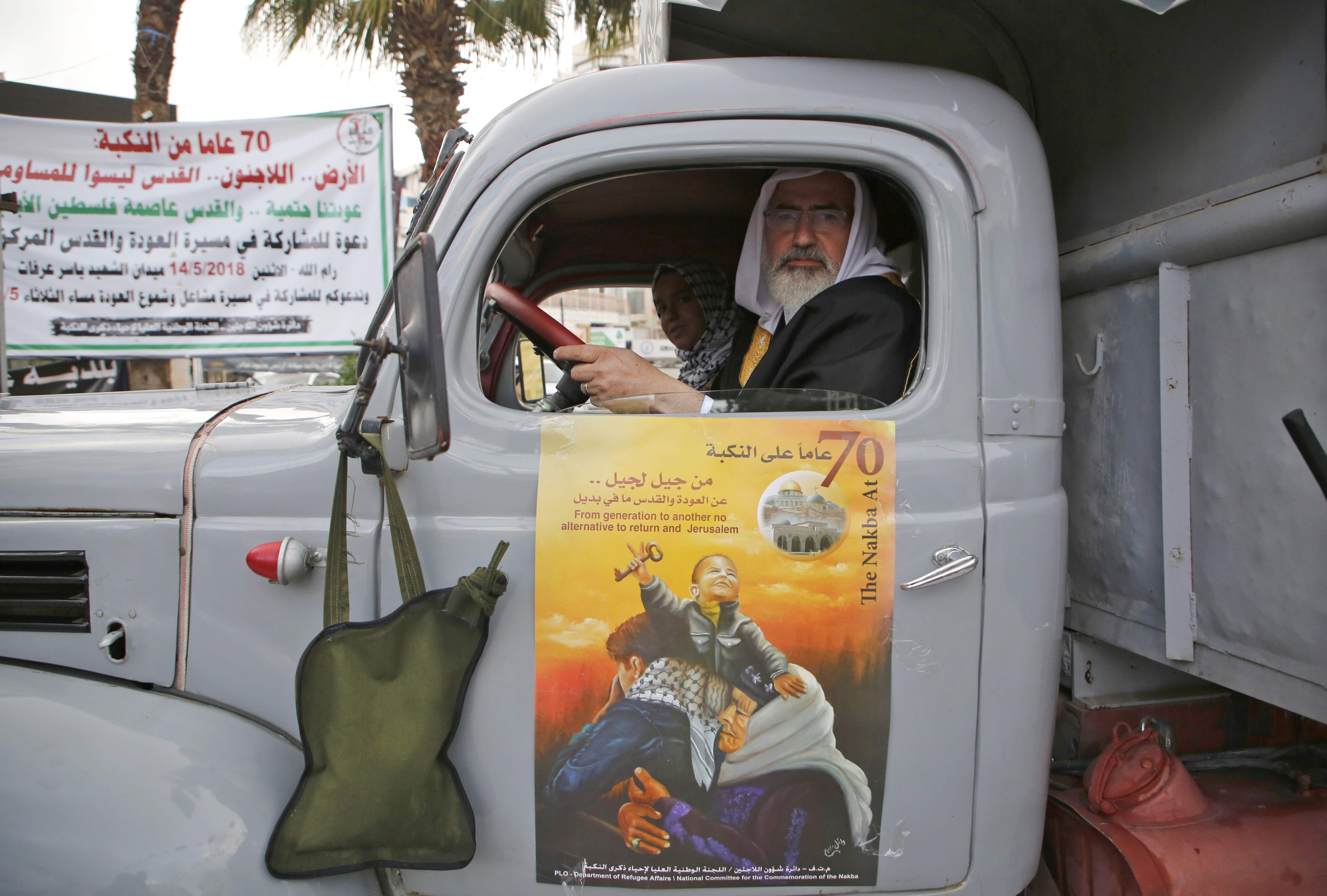 رجل فلسطينى يقود سيارة قديمة فى ذكرى النكبة