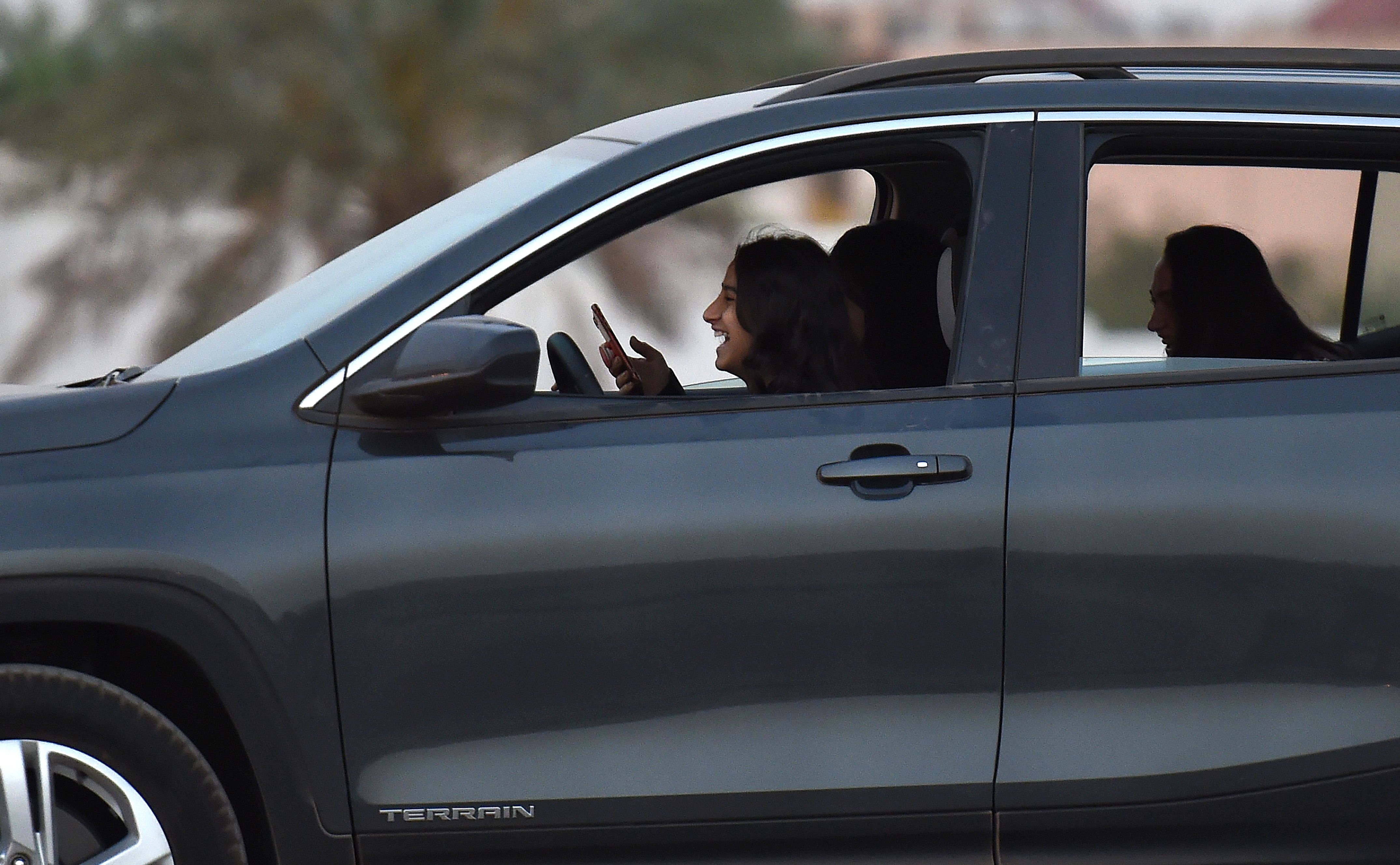 فتاة سعودية داخل سيارة