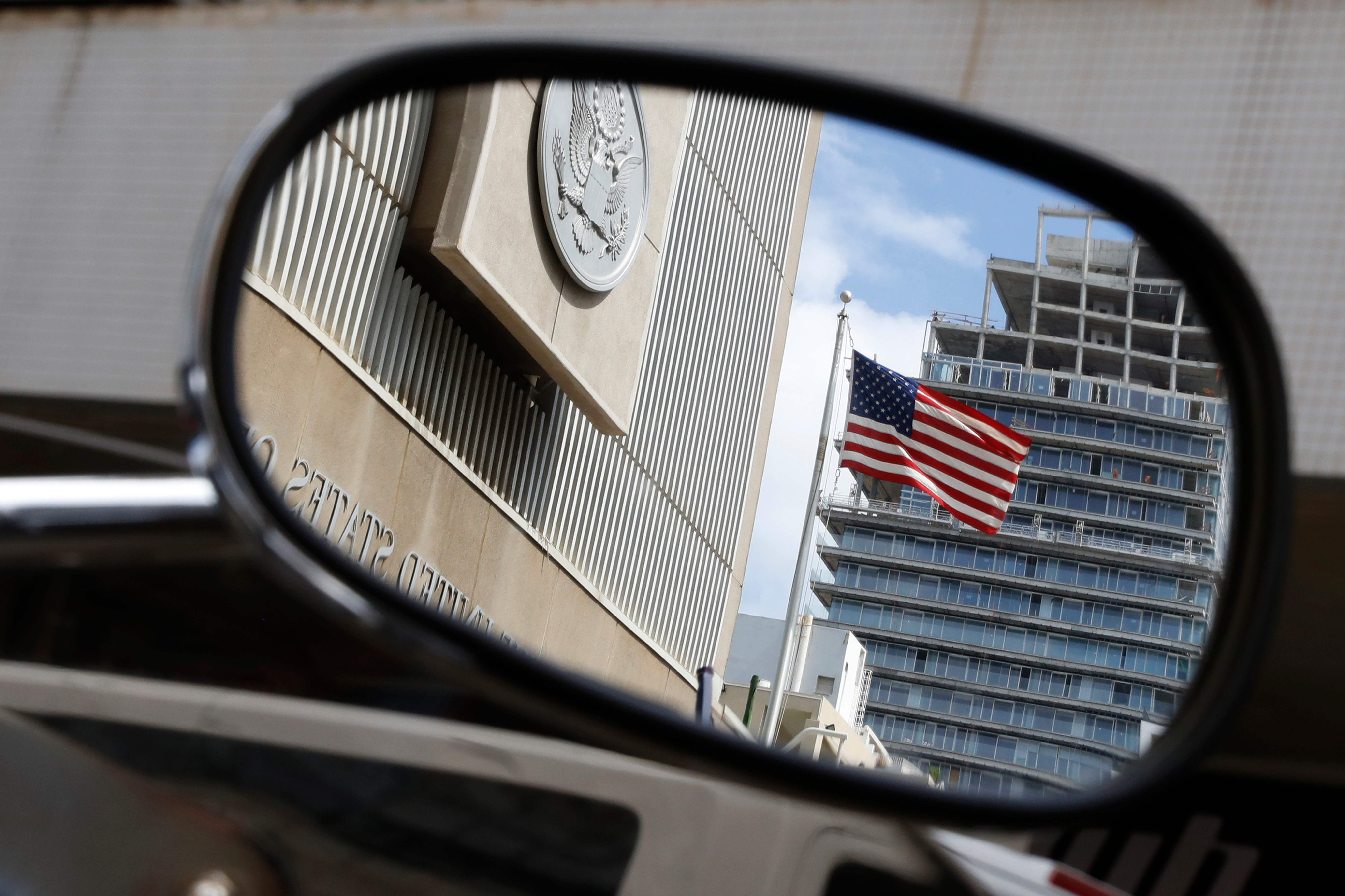 انعكاس مقر السفارة الأمريكية بالقدس على مراية موتوسيكل