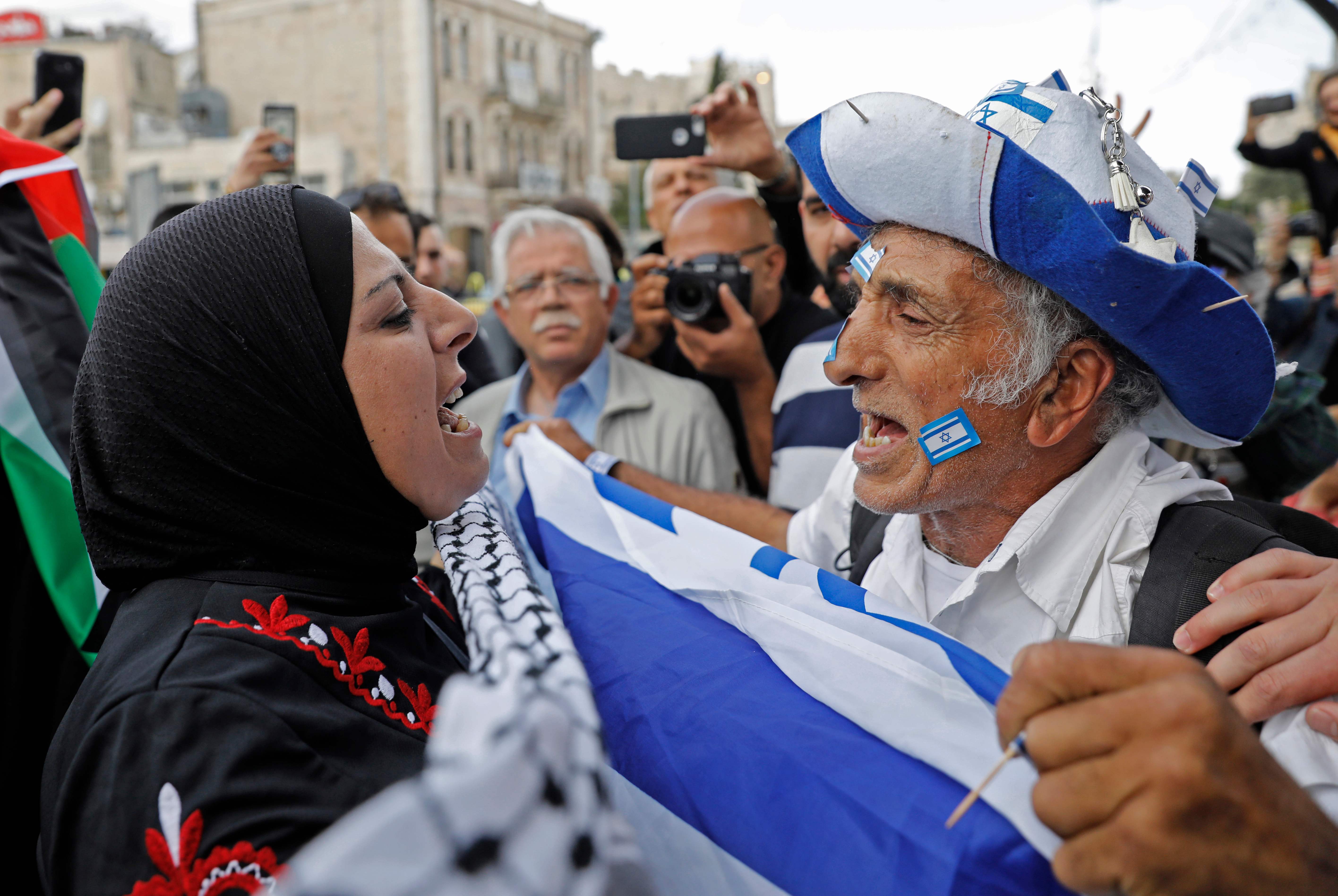 فلسطينية تشتبك مع مسن اسرائيلى يستفزها بعلم الاحتلال