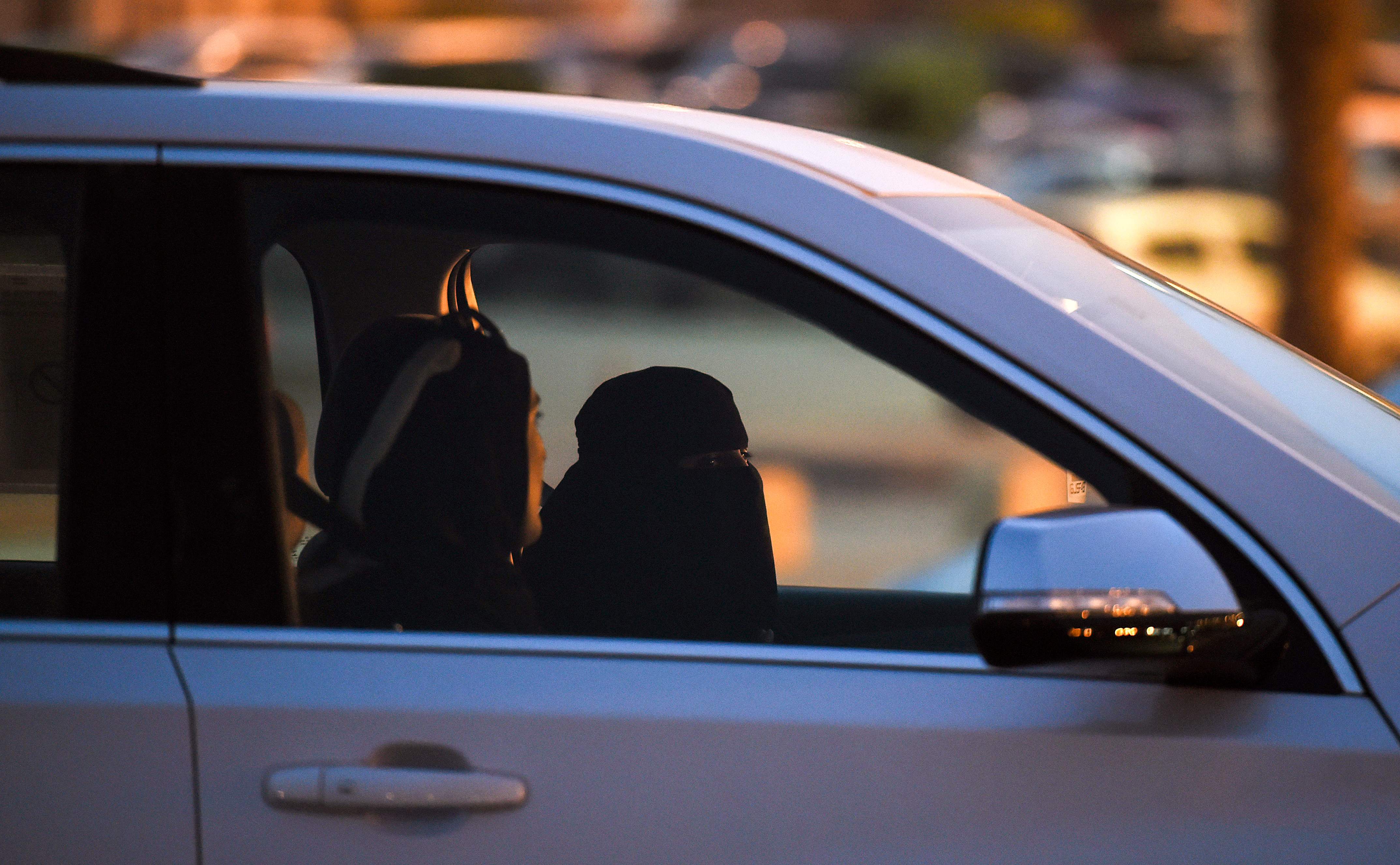 سيدة سعودية داخل أحد معارض السيارات بالرياض