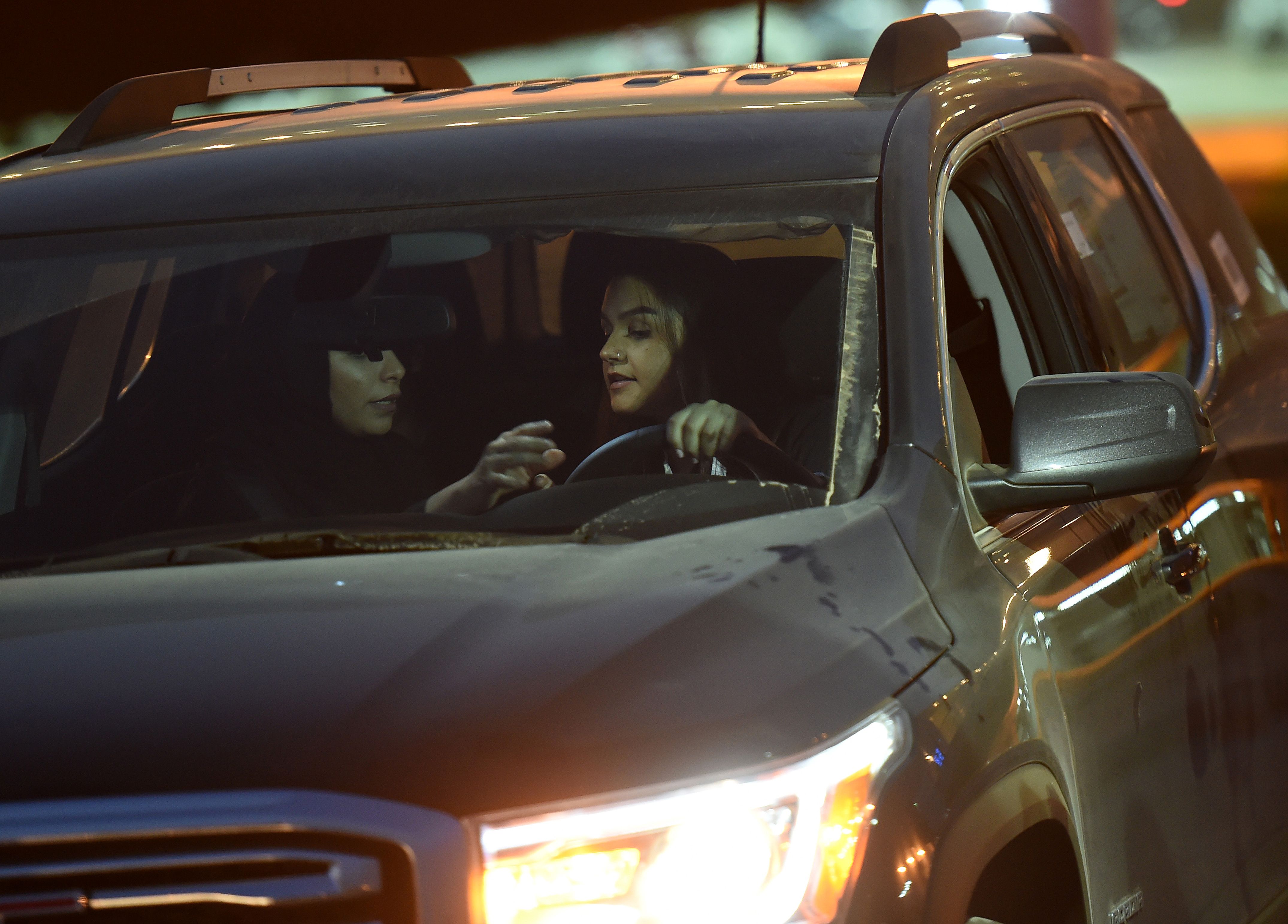 سيدة سعودية تقوم بتجريب سيارة