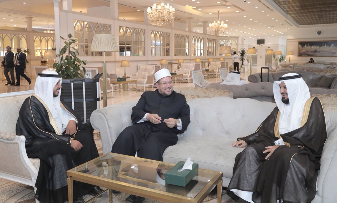 جلسة ودية بين وزير الأوقاف ومسؤولين سعوديين