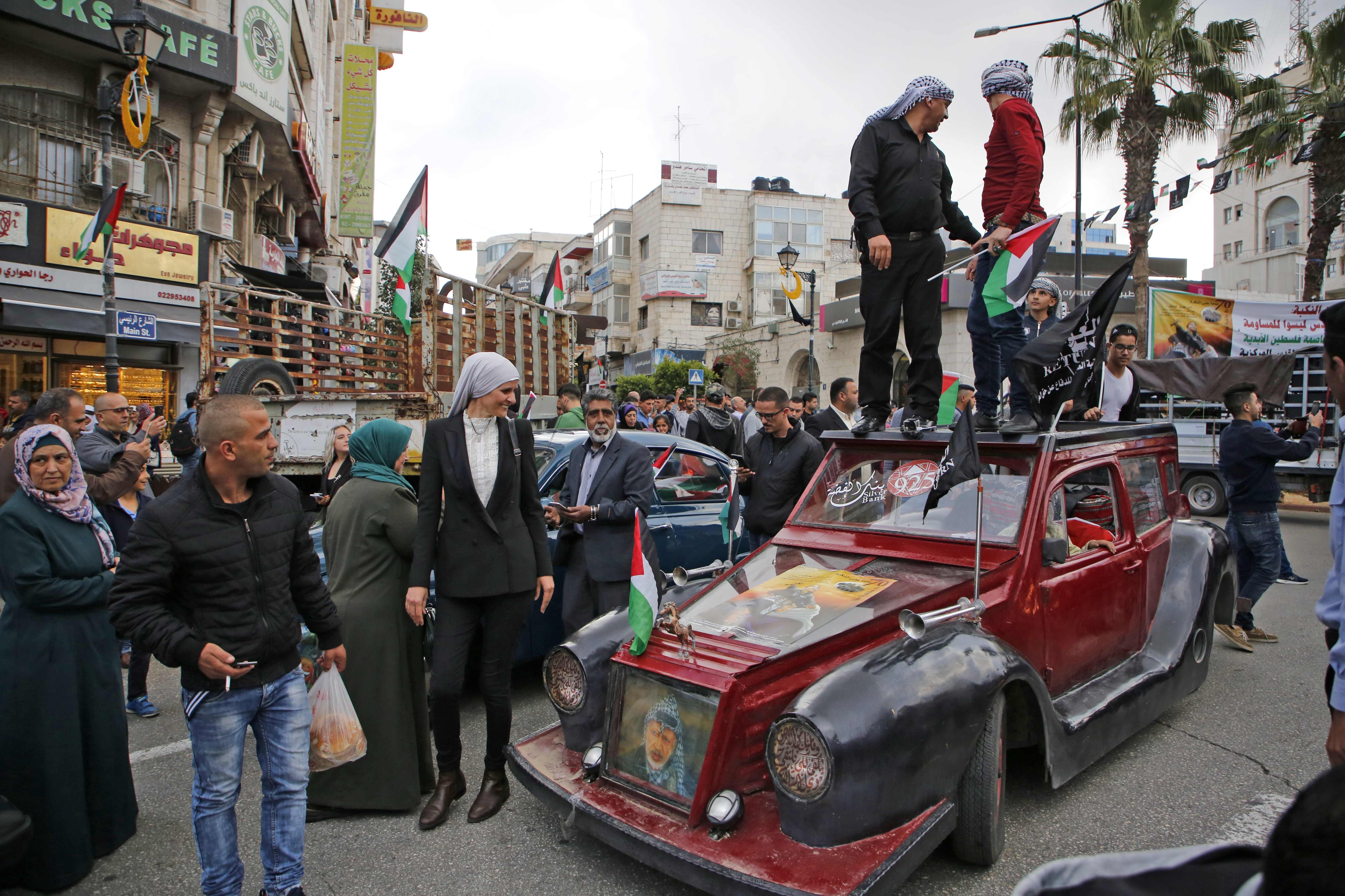سيارة قديمة تسير ضمن مسيرة النكبة فى رام الله