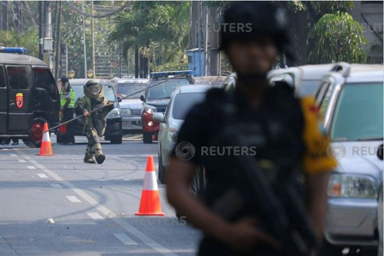 خبراء المفرقعات فى إندونيسيا يفحصون مناطق الانفجارات
