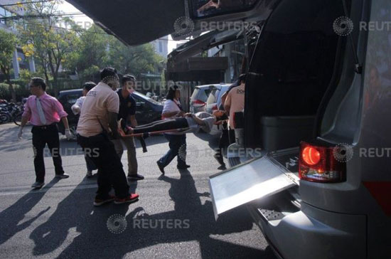 نقل ضحايا التفجيرات الانتحارية فى إندونيسيا