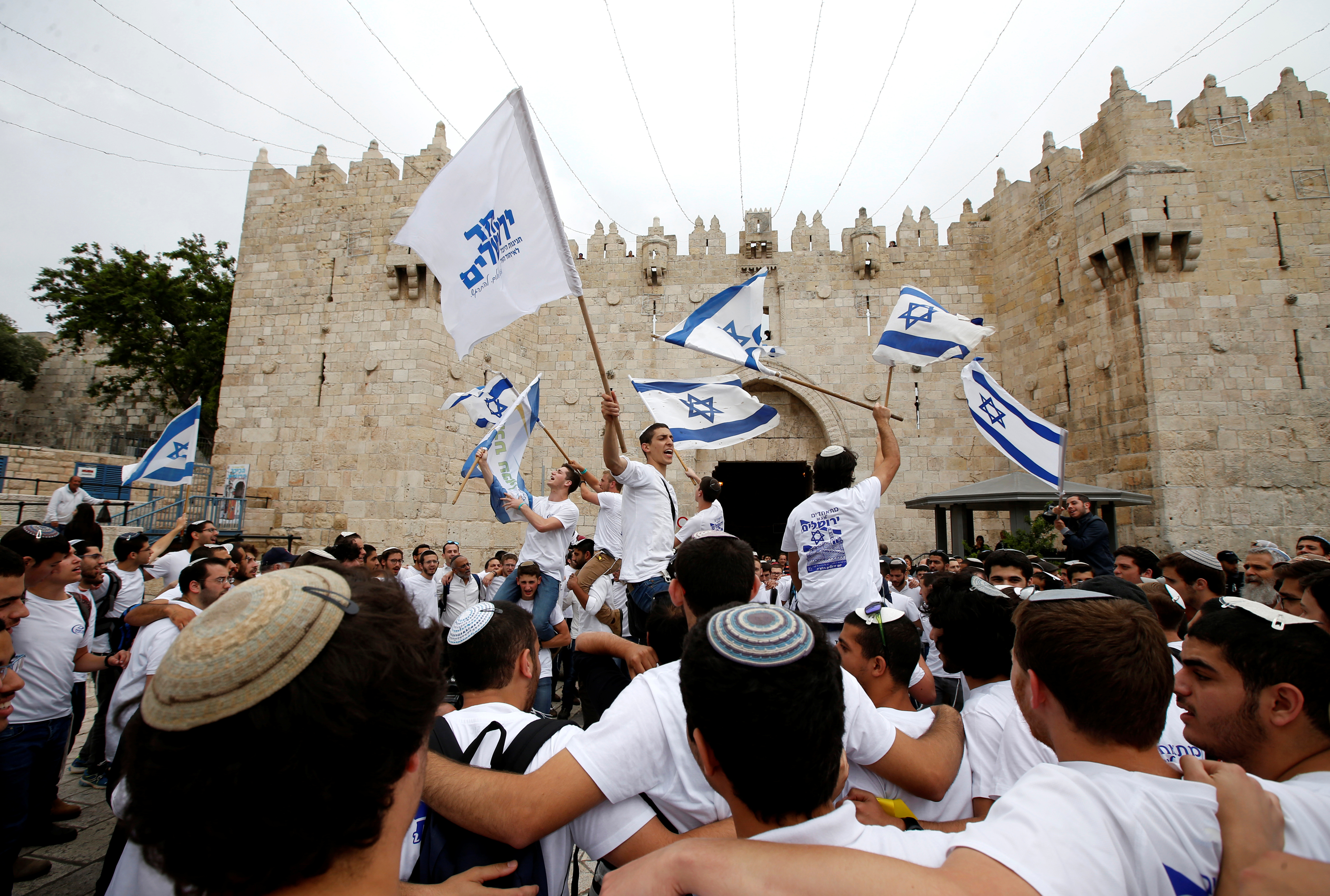 عشرات الاسرائيليون يلوحون بالأعلام