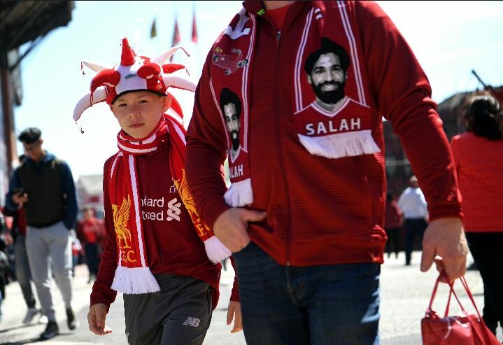 جماهير ليفربول ترتدي كوفيات تحمل صورة محمد صلاح