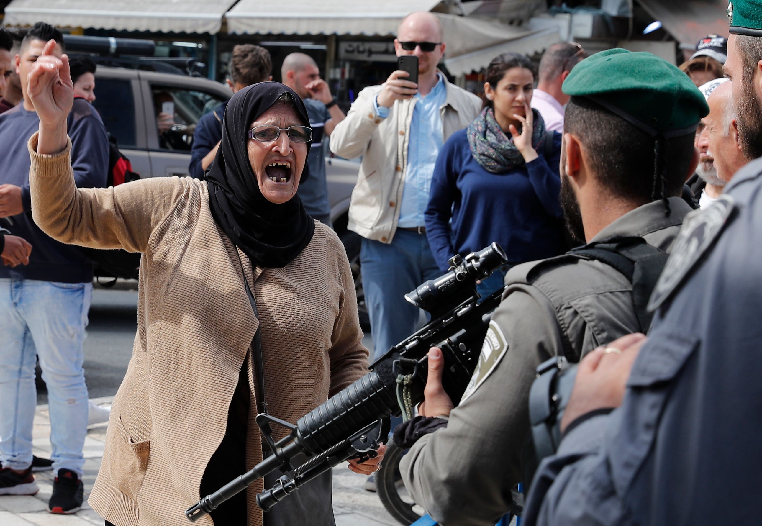 السيدة أمام أسلحة الاحتلال