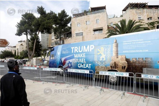 حافلات مزينة بلافتات ترحيب بنقل السفارة الأمريكية للقدس