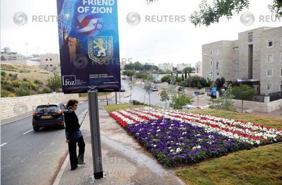 تزيين شوارع القدس بزهور على هيئة علم أمريكا