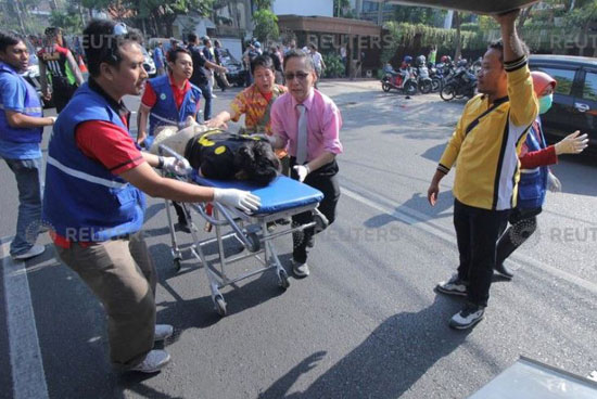 الإسعاف فى إندونيسيا تنقل ضحايا التفجيرات الانتحارية